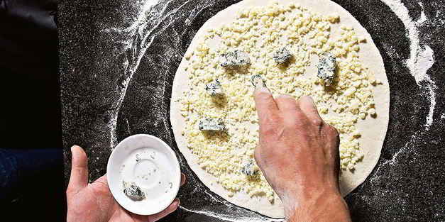 пицца с сыром и грушей