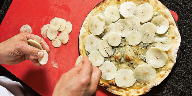 пицца с сыром и грушей