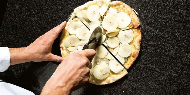 пицца с сыром и грушей