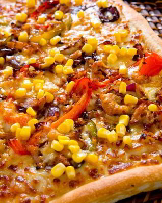 Пицца с цукини, курицей и кукурузой