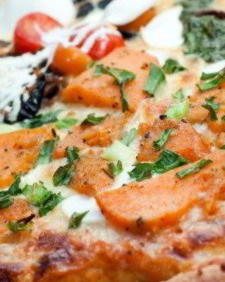 Пицца с тыквой и копченым салом