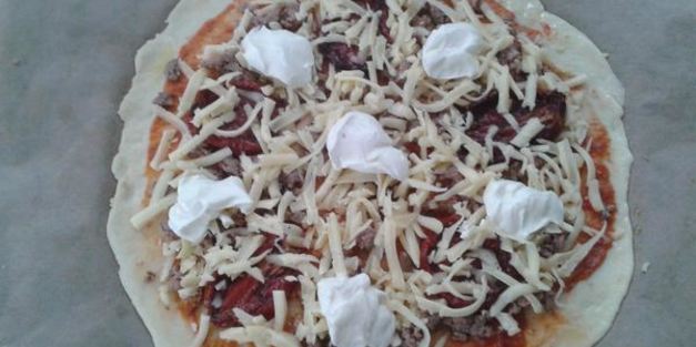 пицца с вялеными помидорками и сливочным сыром