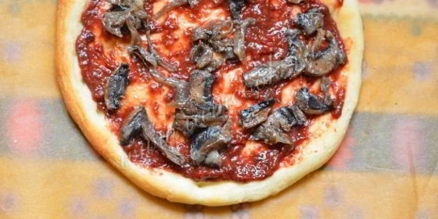 пицца со сливовым соусом