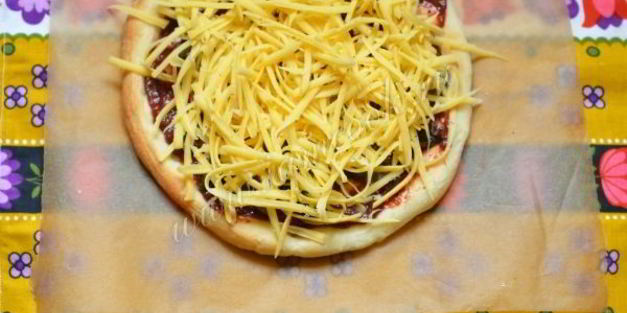 пицца со сливовым соусом