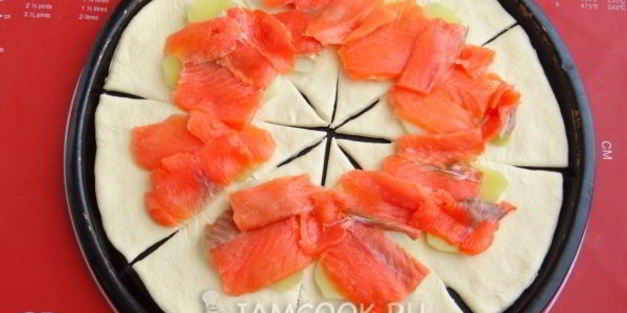 пицца солнце с форелью и картофелем