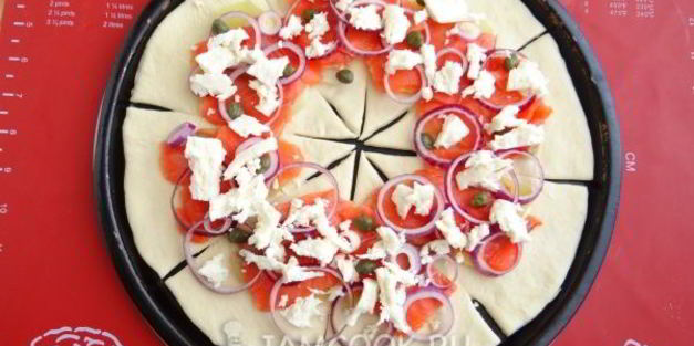 пицца солнце с форелью и картофелем