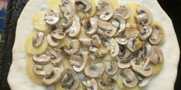 постная пицца с картофелем и грибами
