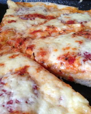 Воздушная пицца с салями и двумя видами сыра