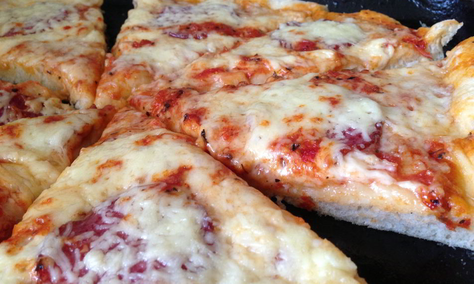 Рецепт воздушная пицца с салями и двумя видами сыра