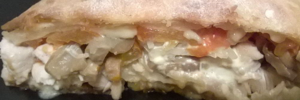 Закрытая пицца с грибами и курицей