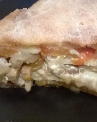 Закрытая пицца с грибами и курицей