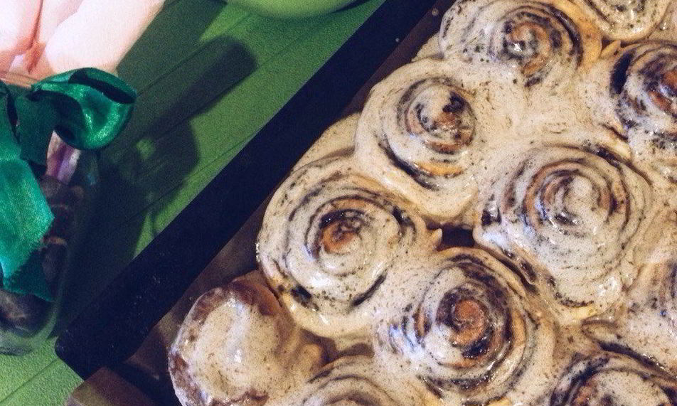 Рецепт рулетики с корицей под сырной глазурью