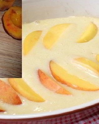 Шарлотка с персиками