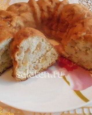 Шарлотка с яблоками и бананами