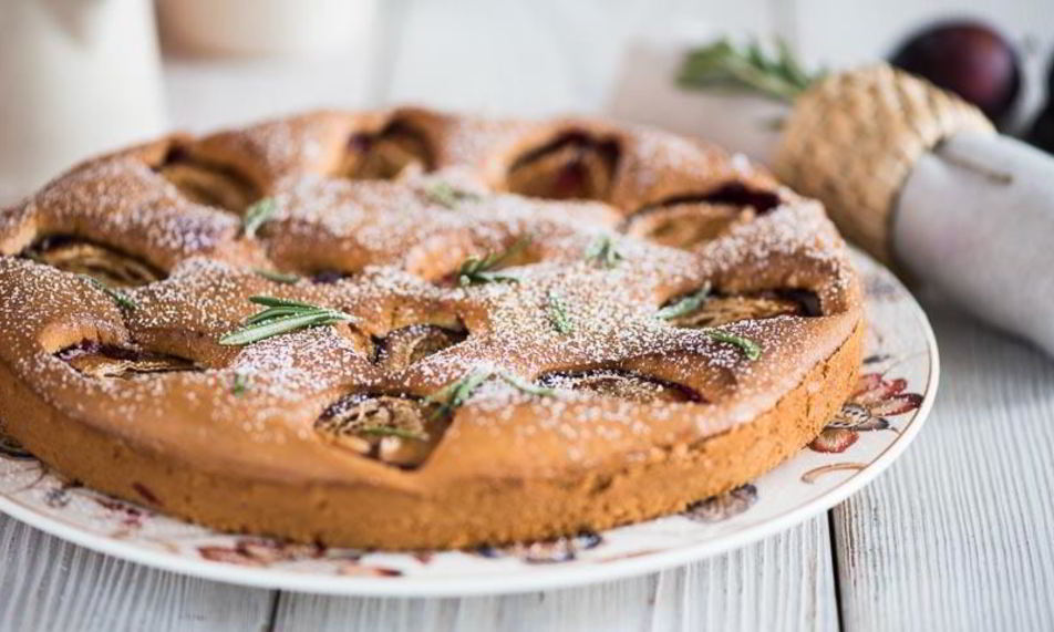 Рецепт шарлотка со сливами