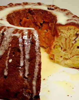 Яблочная шарлотка