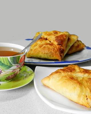 Слоеные конвертики с курицей и грибами