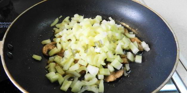 слоеные конвертики с курицей и грибами