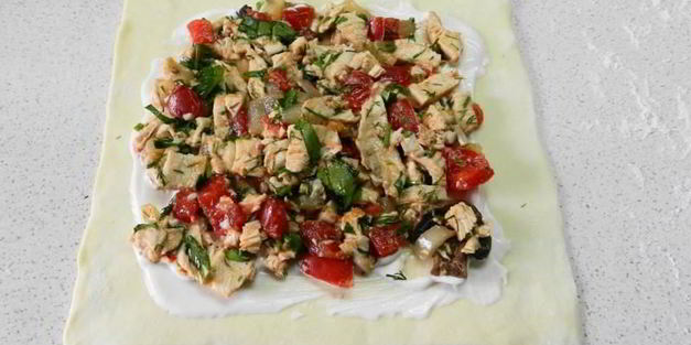 слоеные конвертики с курицей и грибами