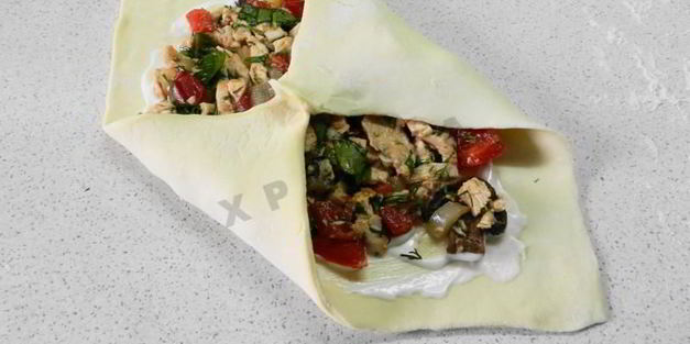 слоеные конвертики с курицей и грибами
