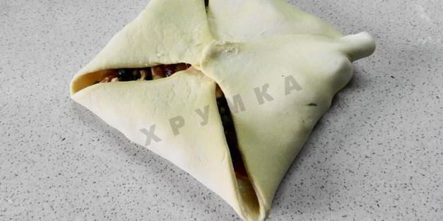 слоеные конвертики с курицей и грибами