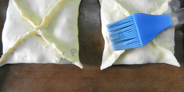 слоеные конвертики с курицей и грибами