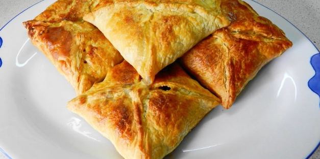 слоеные конвертики с курицей и грибами