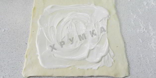 слоеные конвертики с курицей и грибами