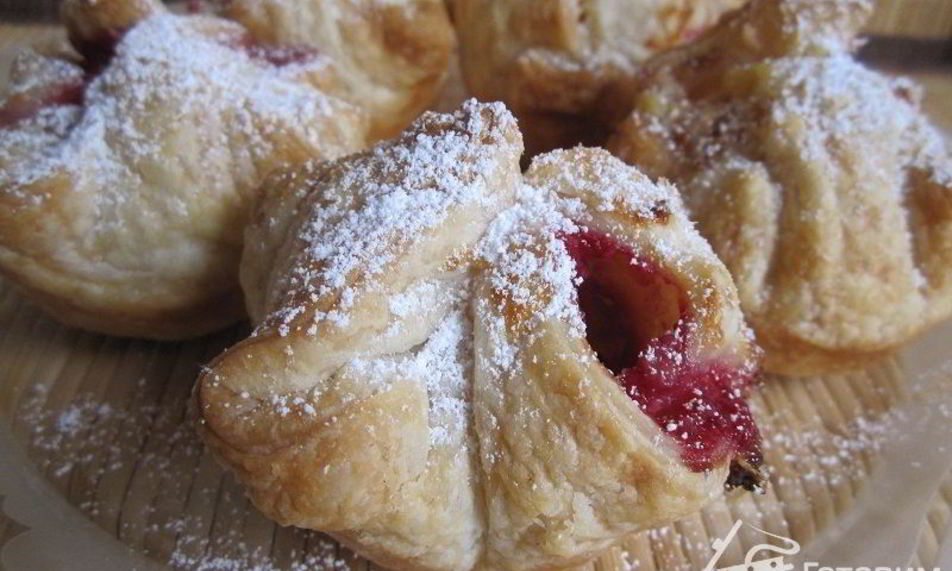 Рецепт слойки — пирожки с маскарпоне и вишней