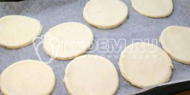 слойки с белыми грибами и овощами