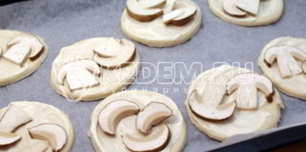 слойки с белыми грибами и овощами