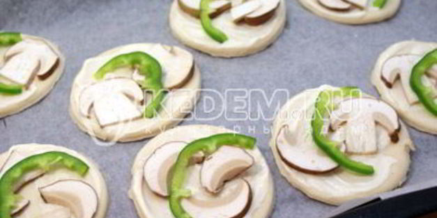 слойки с белыми грибами и овощами