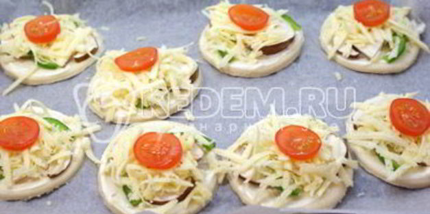 слойки с белыми грибами и овощами