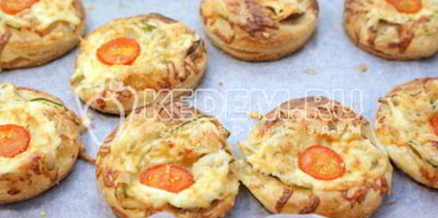 слойки с белыми грибами и овощами