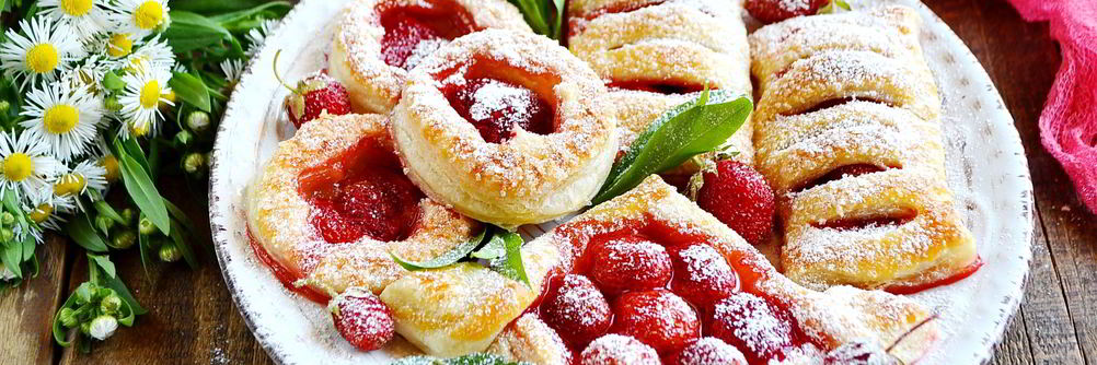 Слойки с клубникой