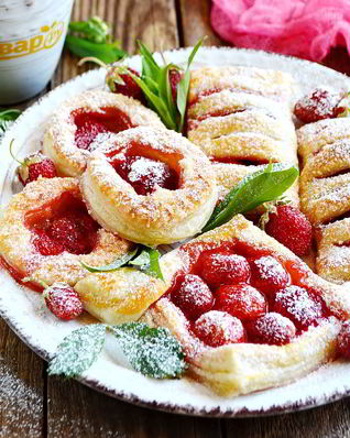 Слойки с клубникой