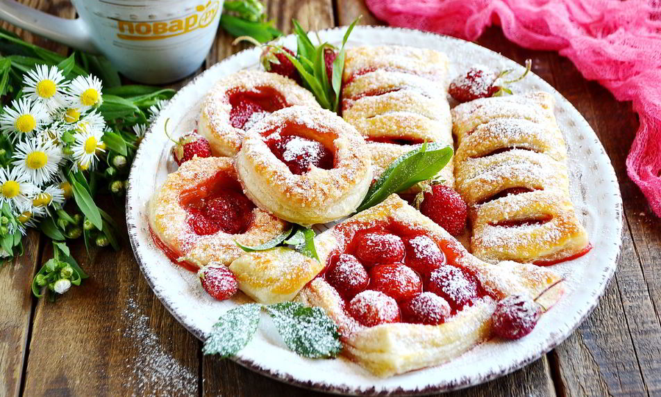 Рецепт слойки с клубникой