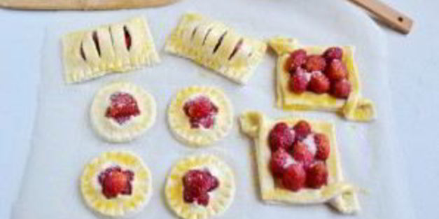 слойки с клубникой