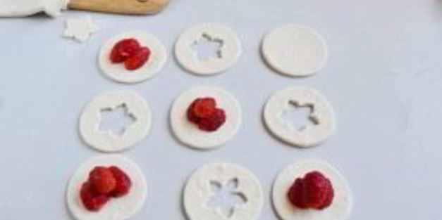 слойки с клубникой