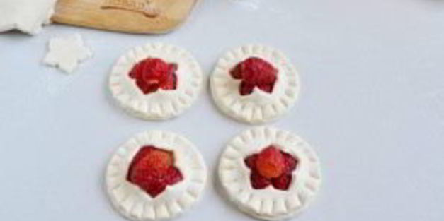 слойки с клубникой