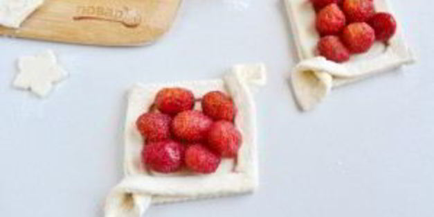 слойки с клубникой