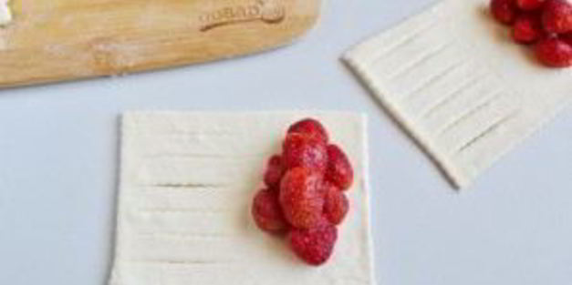 слойки с клубникой