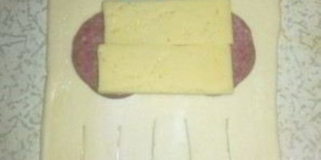 слойки с колбасой