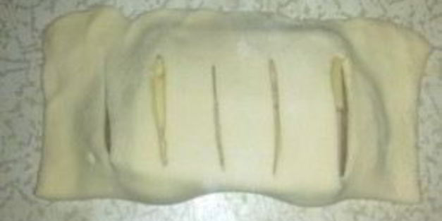 слойки с колбасой