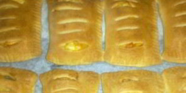 слойки с колбасой