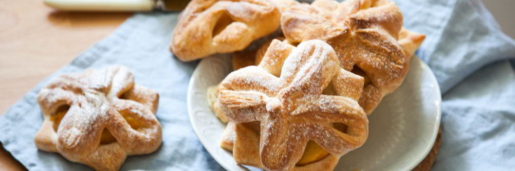 Слойки с персиками