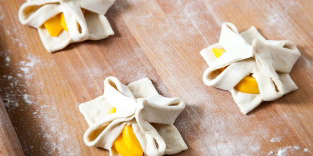 слойки с персиками