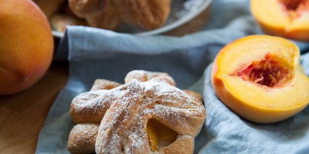 слойки с персиками