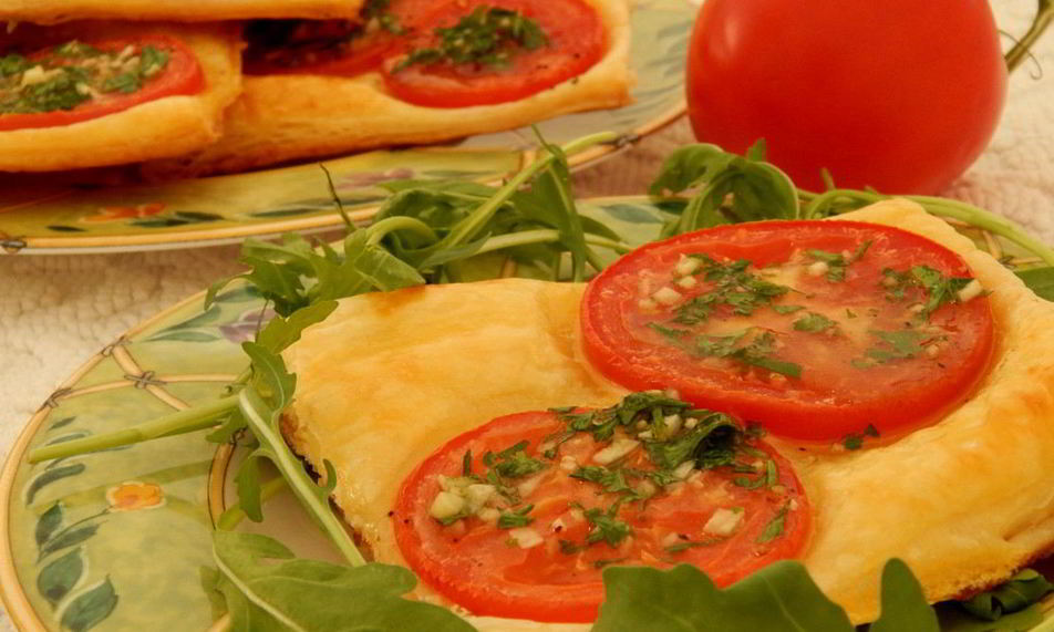 Рецепт слойки с помидорами