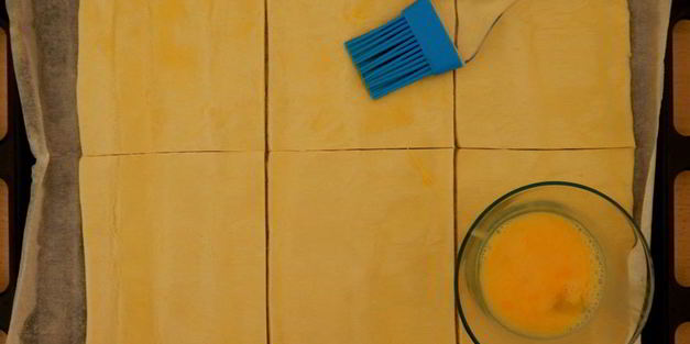 слойки с помидорами